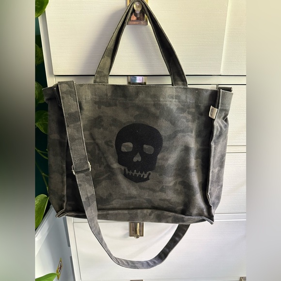 Designer Quilted Koala canvas tote with detachable crossbody strap! 💀Skull/Camo - Picture 2 of 8